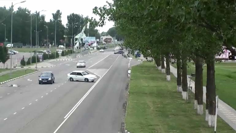 Πήγε να προσπεράσει και κατέληξε στα δέντρα!